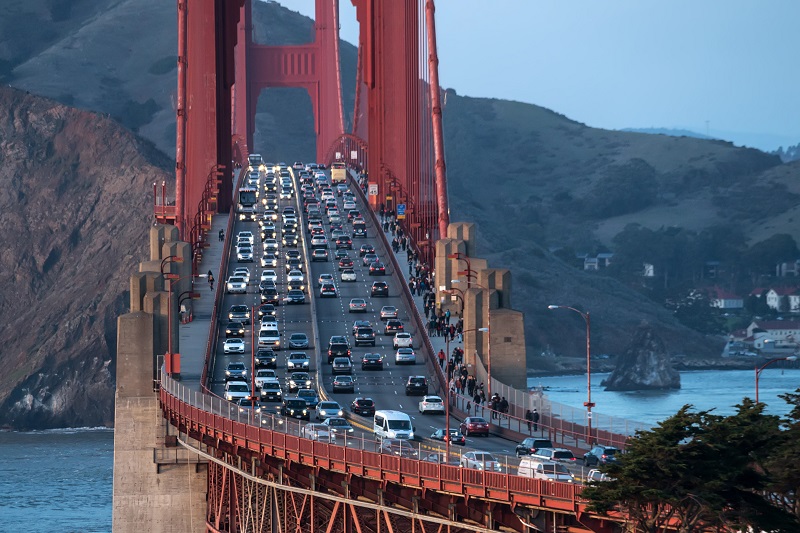 Travessia de carros na Golden Gate