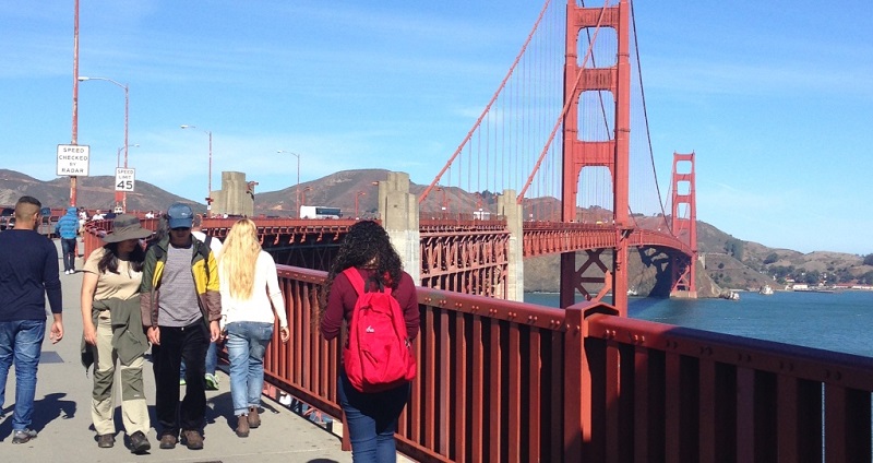 Caminhada de turistas pela Golden Gate