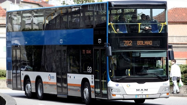 Ônibus andando no Porto