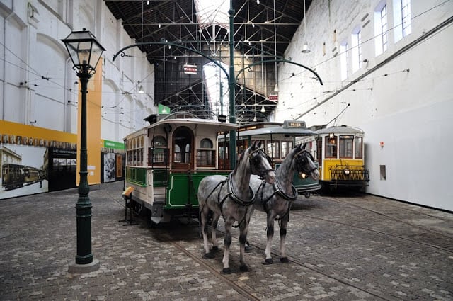 Interior do Museu do carro elétrico em Porto