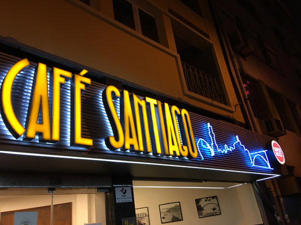 Fachada do Café Santiago no Porto