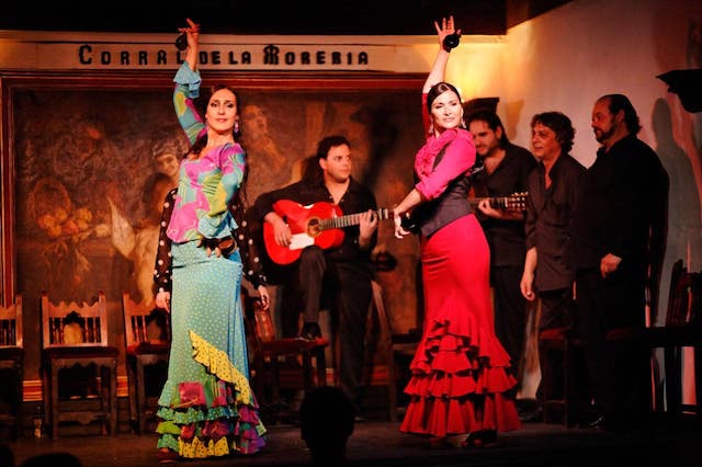 Mulheres dançam flamenco em apresentação
