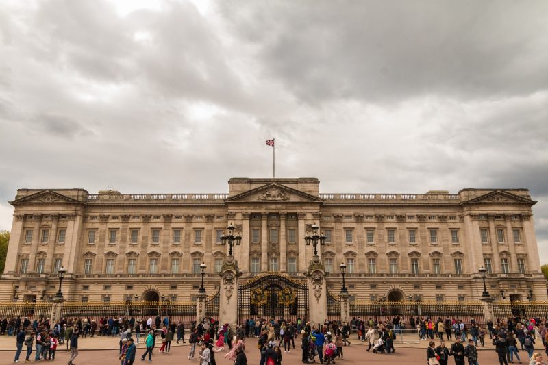 Vista da fachada do Palácio de Buckingham em Londres