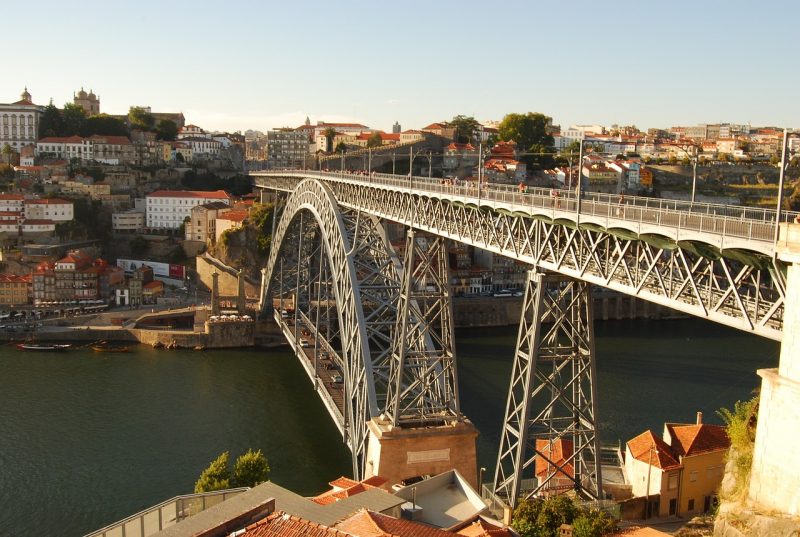 Ponte de ferro que corta o Rio Douro no Porto