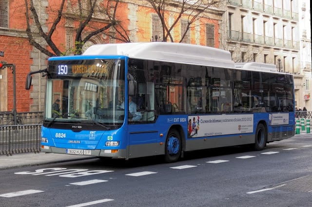Ônibus circula na cidade de Madri