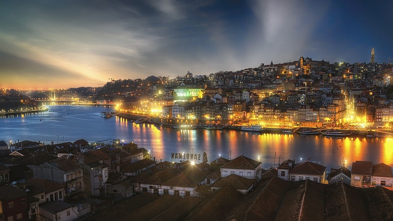 Cidade do Porto à noite