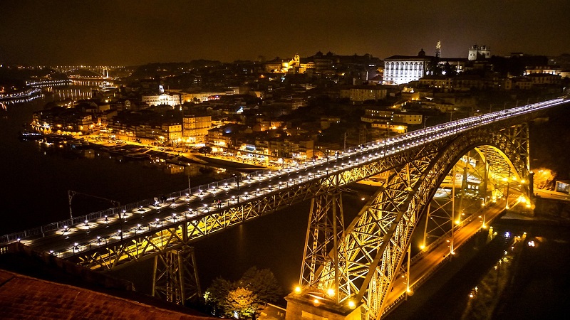 Vista da Ponte D. Luís I à noite em Porto