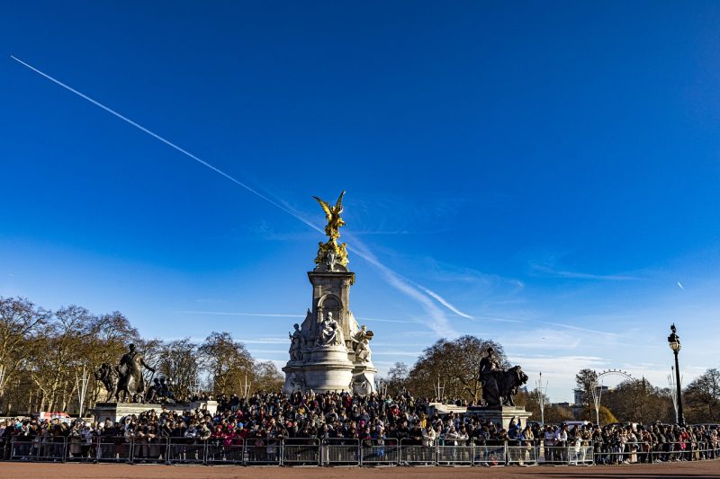 Turistas se aglomeram em frente ao memorial de Victoria, em frente ao Palácio de Buckingham.