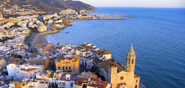 Vista aérea da costa da cidade de Sitges