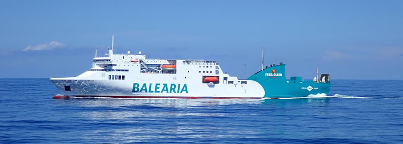 Barco da Balearia no oceano