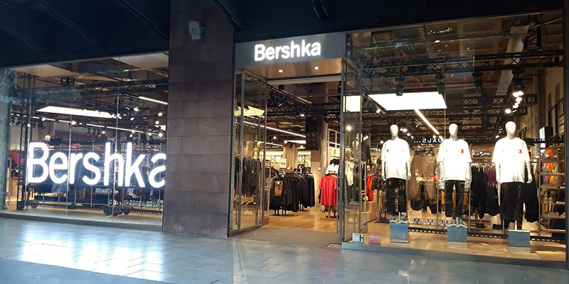 Fachada da loja de roupas Bershka no Shopping La Maquinista em Barcelona
