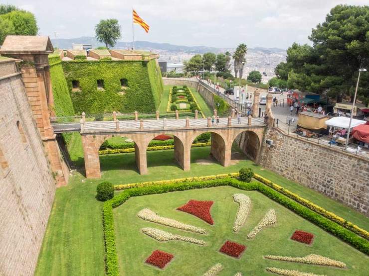 Gramado no interior do Castelo de Montjuïc
