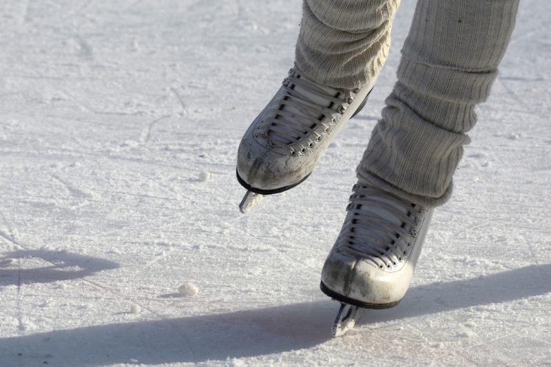 Pessoa patina em pista de gelo