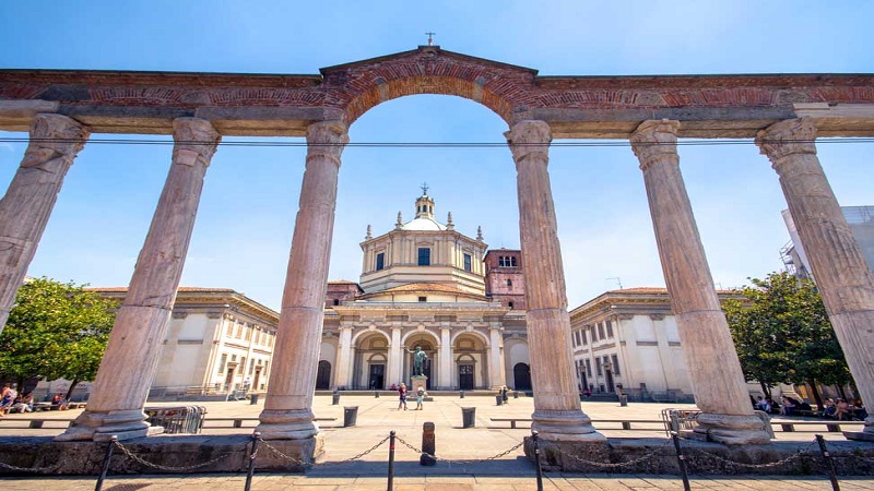 Basílica de San Lorenzo em Milão atrás das Colunas de San Lorenzo.