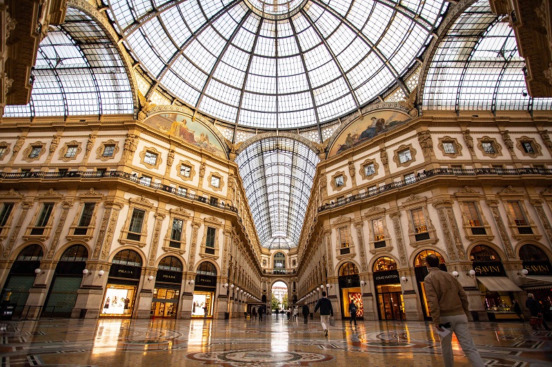 Interior da Galerie Vittorio Emanuele em Milão. Aqui, nota-se a estrutura descrita no parágrafo inicial.