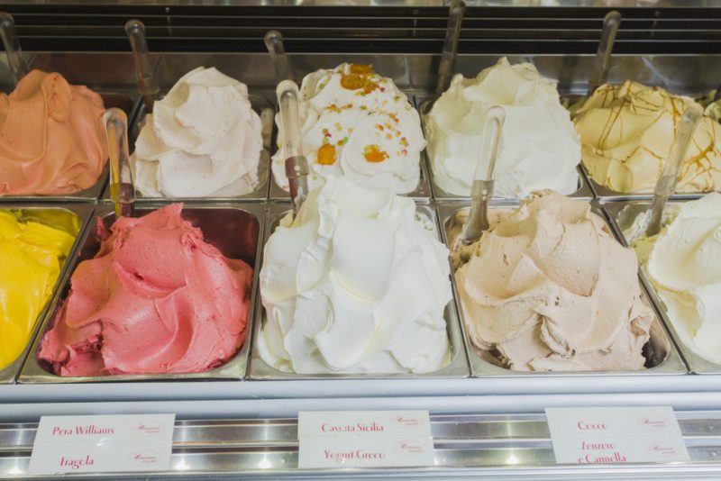 Sabores de sorvetes no Il Massimo del Gelato em Milão.