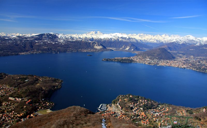 Vista aérea do Lago Maggiore na Itália.