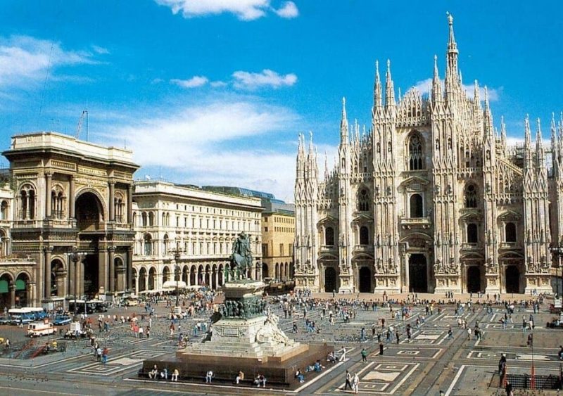 Piazza Duomo em Milão. Com a Catedral de Milão e a Galeria Vittorio Emanuele I, o lugar está cheio de pessoas.