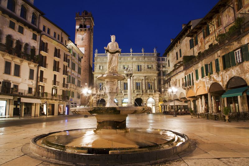 Vista da Piazza delle Erbe em Verona. Nota-se a Fontana Madonna Verona no centro da imagem