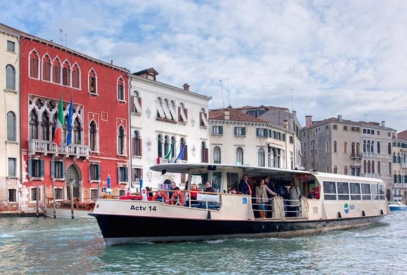 Vaporetto se deslocando em Veneza.