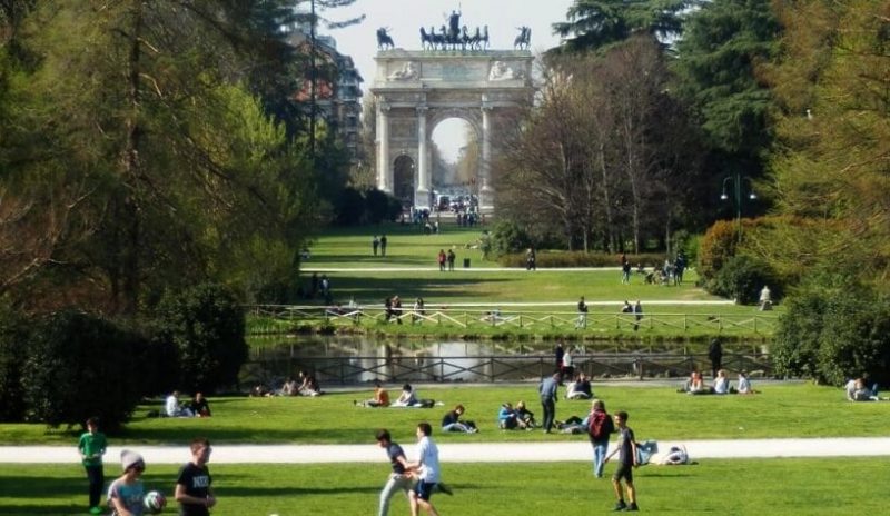 Vista do Parque Sempione em Milão. O local é arborizado e, ao fundo, está o Arco della Pace.