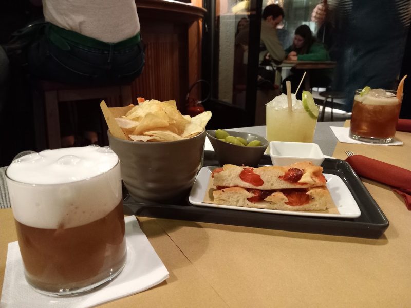Drinks acompanhados de petiscos no Bar Rita em Milão
