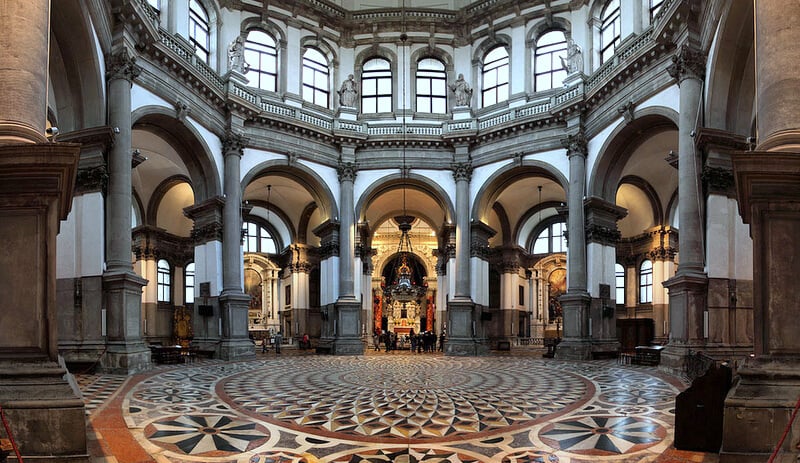 Interior da Basílica de Santa Maria della Salute.