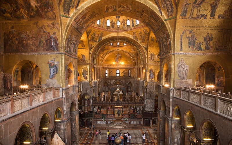 Interior da Basílica de São Marcos. Nota-se o interior de cor dourada e, próximo ao teto, percebe-se alguns mosaicos.