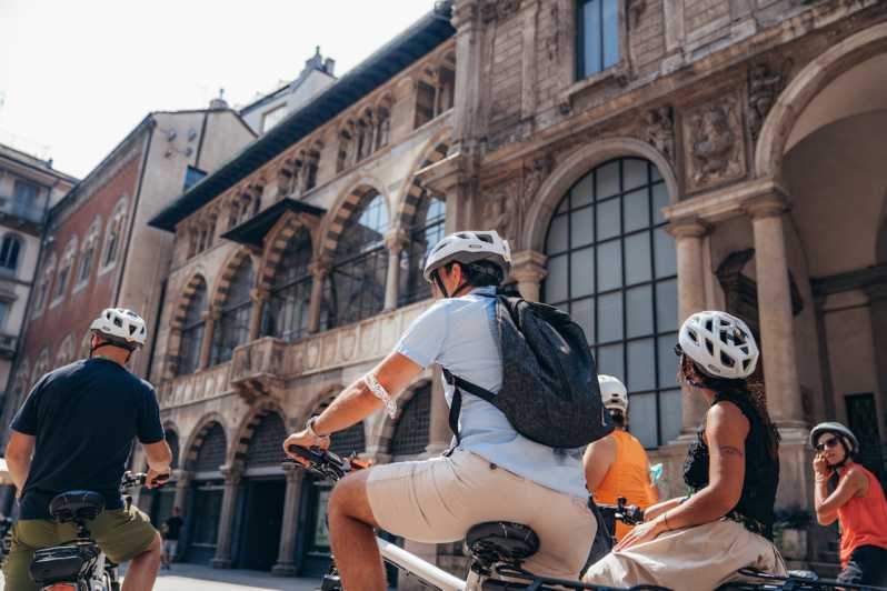Pessoas andam de bicicleta em tour por Milão.