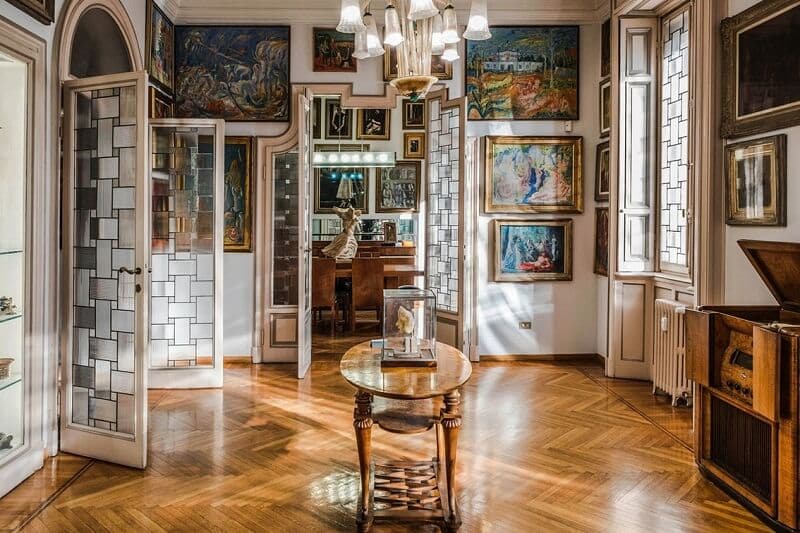 Interior da Casa-Museu Boschi Di Stefano em Milão. Nota-se quadros diversos pendurados nas paredes.