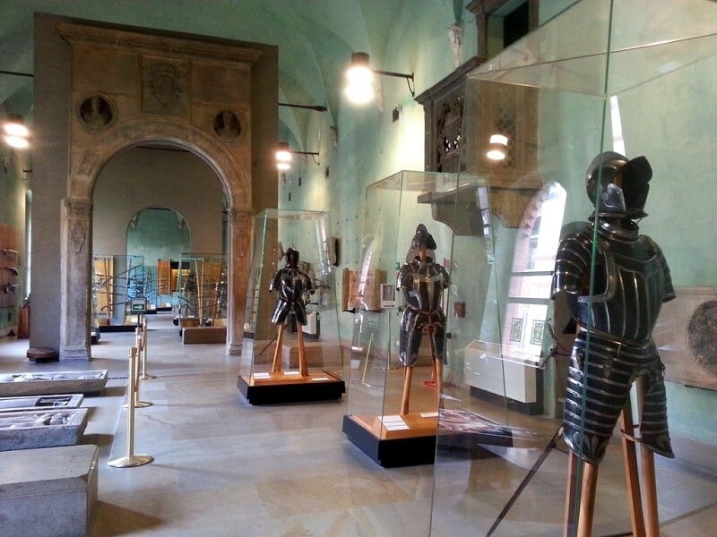 Armaduras e outras peças antigas em exposição no Castelo Sforzesco em Milão