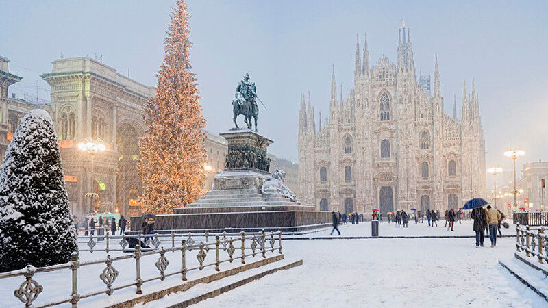 Piazza del Duomo em Milão, com neve no inverno na Itália.