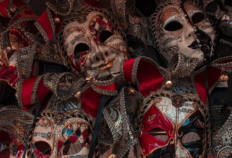 Máscaras de Veneza com detalhes na cor vermelha