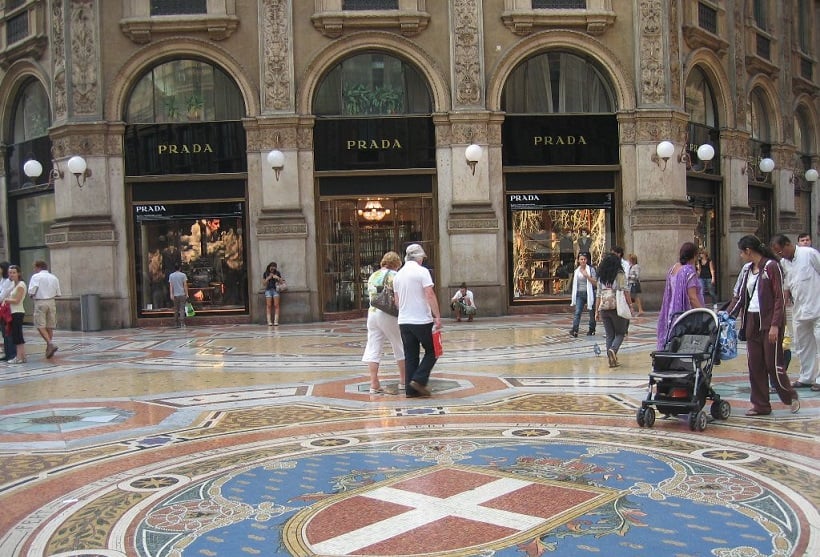 Fachada de loja da marca Prada na Galleria Vittorio Emanuele II em Milão