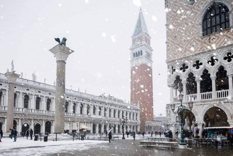 Vista de Veneza em nevoeiro durante o inverno.