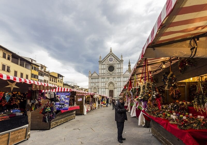 Vista do mercado de Natal Piazza Santa Croce
