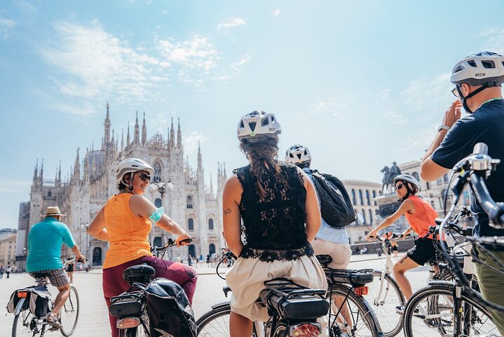 Ciclistas estacionados em frente à Catedral de Milão.