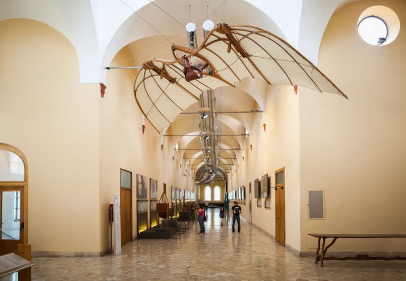 Interior do Museu da Ciência e Tecnologia de Milão. Nota-se em evidência uma réplica de uma invenção de Leonardo da Vinci, semelhante a uma asa delta. 