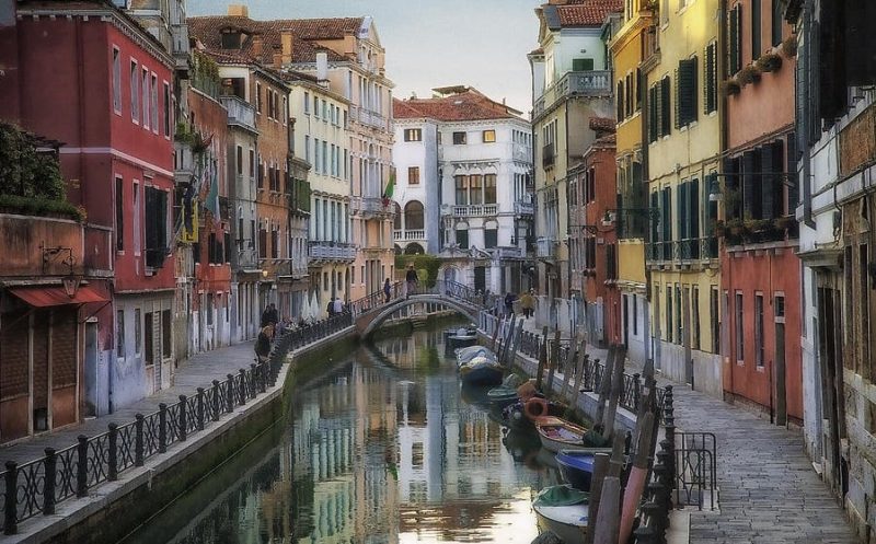 Vista de um dos rios de Veneza com casas ao redor