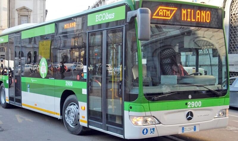 Ônibus andando em Milão