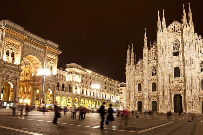 Vista da Piazza del Duomo de noite em Milão.