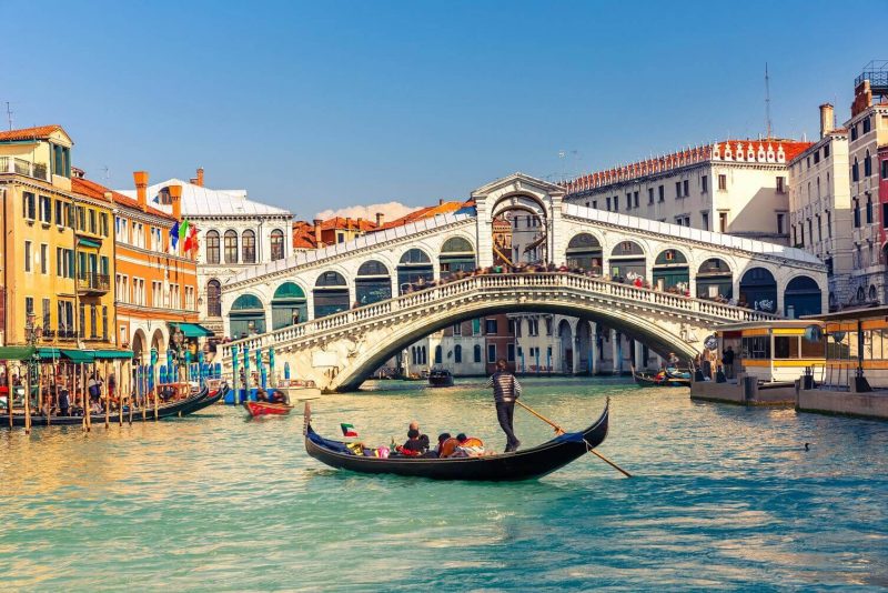 Vista da Ponte Rialto em Veneza. Sua estrutura conta com duas rampas que se encontram através de um pórtico no meio. ponte.