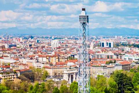 Torre Branca em Milão com a cidade atrás.