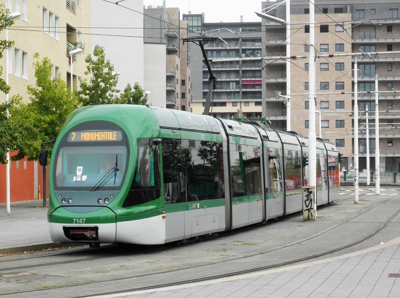 Bonde verde, que parece um vagão de metrô, andando por Milão.