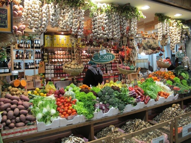Quitanda de alimentos (verduras e legumes) no Mercado Central de Florença.