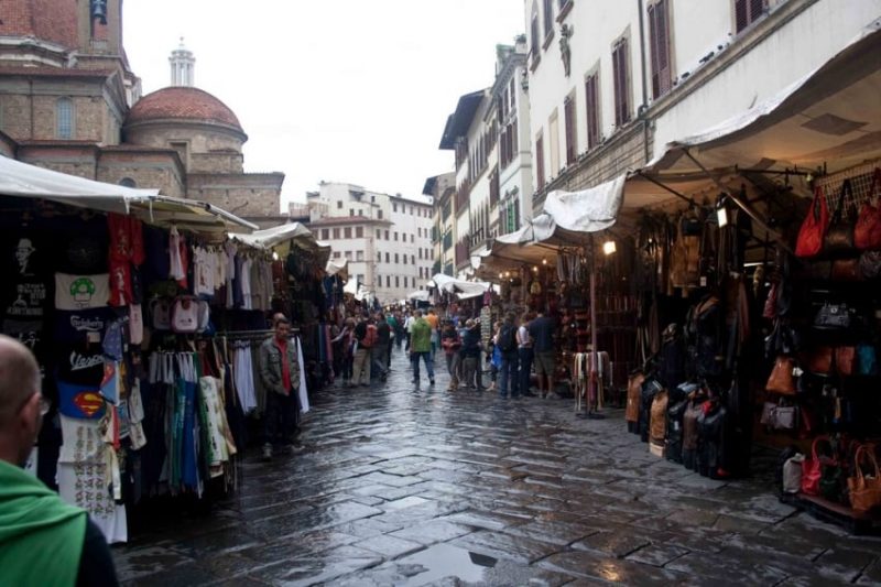 Rua com barraquinhas no Mercato di San Lorenzo. Nota-se que o tempo está nublado.