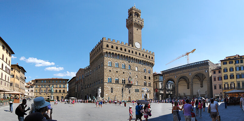 Vista da Piazza della Signoria em Florença. Nota-se muitas pessoas transitando pelo lugar.