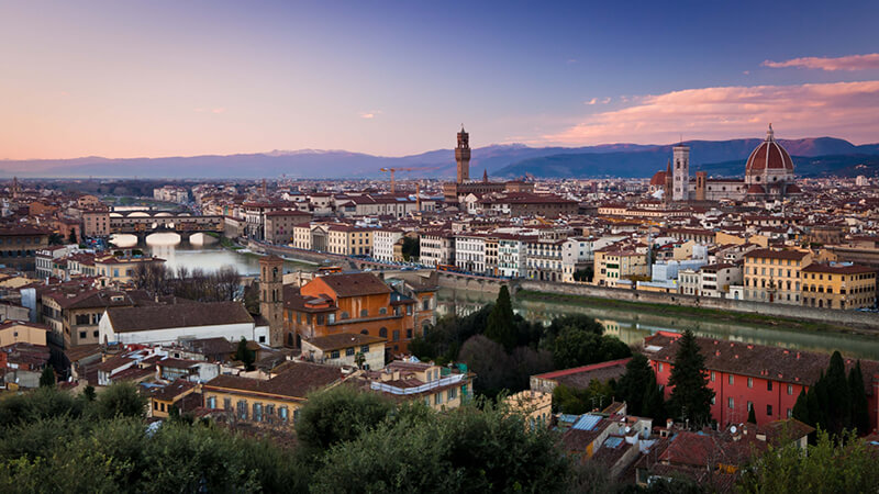 Vista do Bairro Piazzale Michelangelo em Florença ao anoitecer.