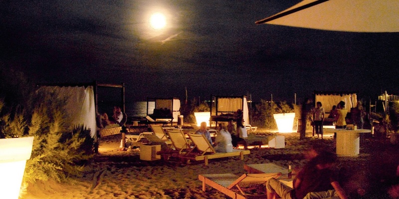 Interior da Aurora Beach Club em Veneza durante a noite.