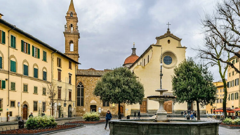 Basílica do Espírito Santo no bairro Oltrarno em Florença